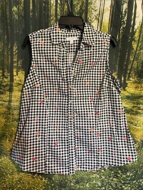 Sleeveless Black & White Gingham Button-Up Shirt with Floral Print